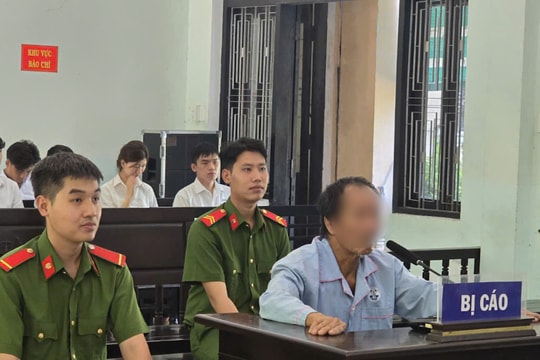 Buồn chán vì bệnh hiểm nghèo, chồng cầm dao đuổi chém vợ