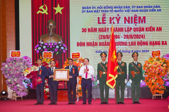 Quận Kiến An đón nhận Huân chương Lao động hạng Ba