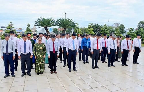 Đoàn đại biểu Đồng Tháp viếng Nghĩa trang Liệt sĩ nhân kỷ niệm 79 năm ngày Quốc khánh 2/9