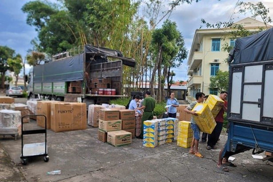 Phát hiện xe tải chứa nhiều hàng hóa không rõ nguồn gốc