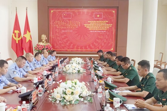 Chúc mừng và hội đàm Đồn Biên phòng cửa khẩu cảng Vạn Gia dịp Quốc khánh 2/9