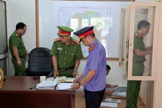 Giám đốc chi nhánh Văn phòng đăng ký đất đai bị bắt vì nhận hối lộ