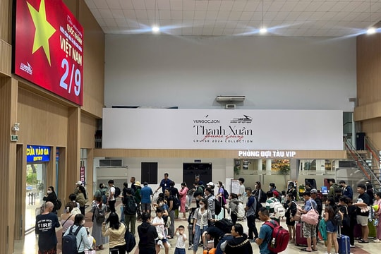 Người dân rời TP.HCM về nghỉ lễ, bến xe, nhà ga bắt đầu đông
