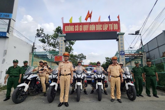 CSGT TP.HCM ra quân bảo đảm trật tự an toàn giao thông dịp lễ