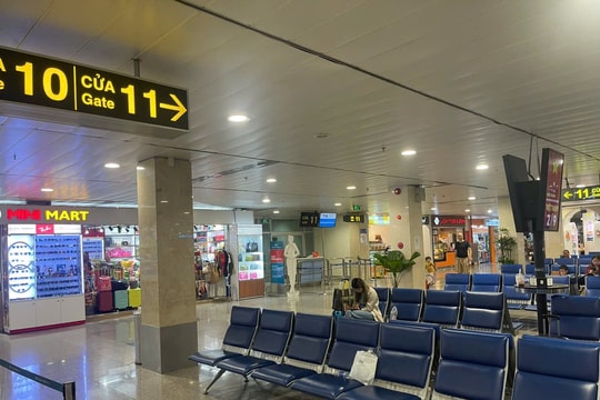 Sân bay Tân Sơn Nhất vắng vẻ ngày đầu nghỉ lễ
