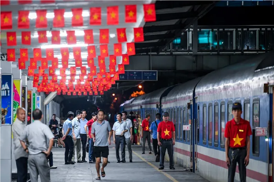 Nhiều hành khách chọn đi tàu dịp lễ 2/9, ngành đường sắt tăng cường bảo đảm an toàn