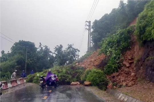 Mưa lớn gây hư hỏng 77 ngôi nhà, nhiều tuyến đường bị sạt lở