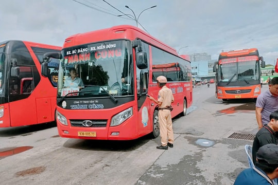 Xử phạt 50 xe khách vi phạm trong ngày đầu nghỉ lễ