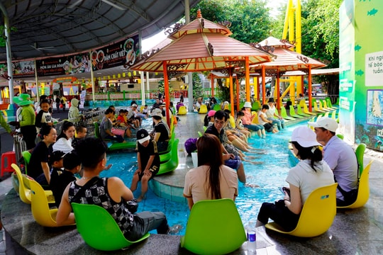 Khu du lịch Suối Tiên tấp nập người đến vui chơi dịp lễ