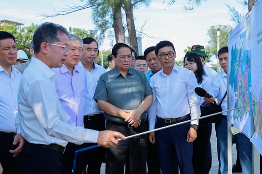 Thủ tướng khảo sát khu vực nghiên cứu lấn biển và một số dự án trọng điểm của Đà Nẵng