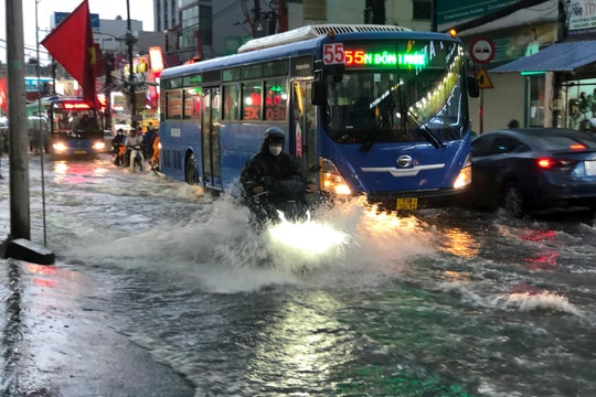 Nhiều tuyến đường TP.HCM ngập nặng sau cơn mưa lớn