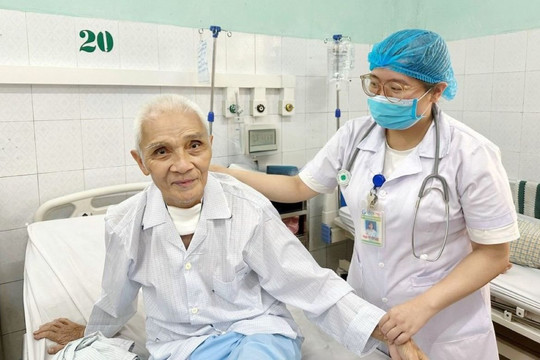 Cứu sống cụ ông 86 tuổi ngừng tim, ngừng thở ngoại viện