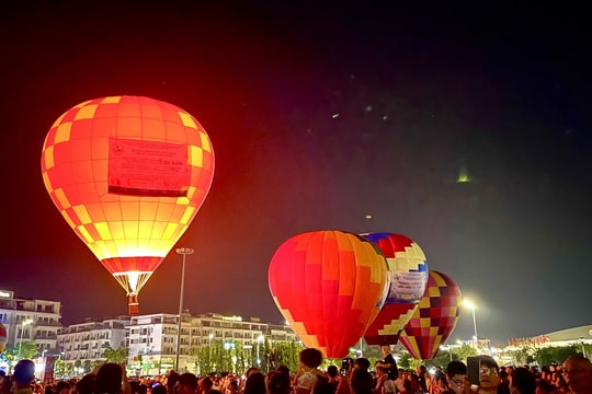 Rực rỡ đêm hoa đăng khinh khí cầu