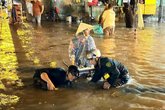 Mưa lớn kéo dài hàng giờ, nhiều tuyến đường ở TP.HCM ngập sâu