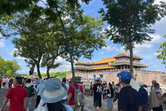 Khách du lịch chen chân đến các di tích ở Cố Đô Huế dịp Quốc khánh