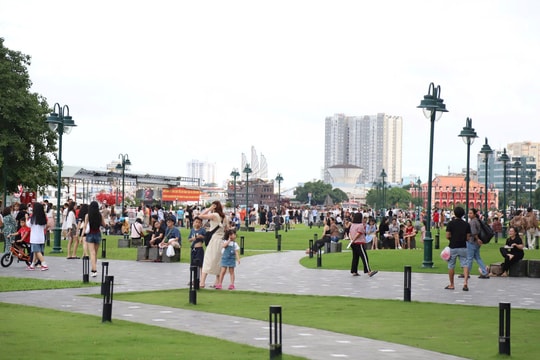 Người dân đổ về trung tâm TP.HCM chờ xem pháo hoa dịp lễ