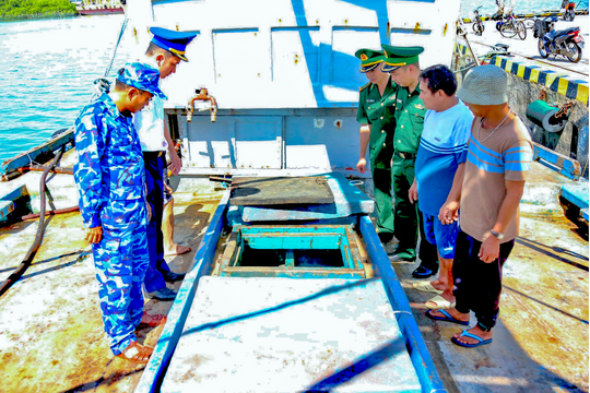 Bắt giữ 1 tàu chở 30 ngàn lít dầu DO trái phép