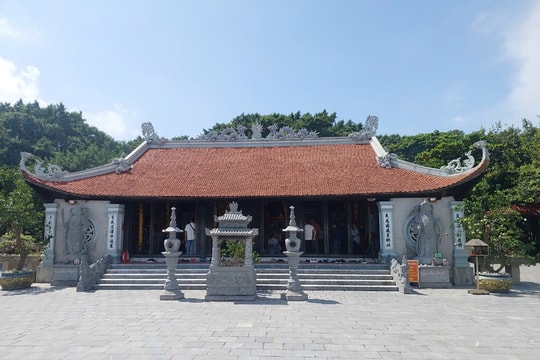 Hải Phòng: Dâng hương, thượng cờ khai hội chọi trâu Đồ Sơn