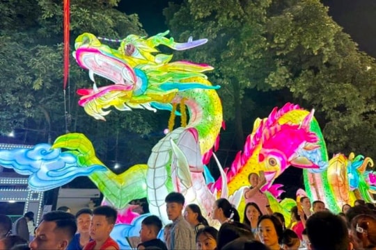 Hàng vạn người rước đèn khổng lồ đón Trung thu sớm ở Tuyên Quang