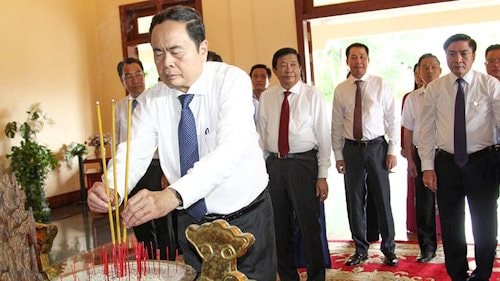 Chủ tịch Quốc hội Trần Thanh Mẫn dâng hương tại hai Khu lưu niệm ở Vĩnh Long