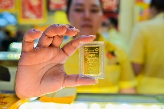 Giá vàng tiếp tục giảm, tỷ giá trung tâm tăng nhẹ