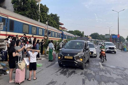 Tàu hỏa tông xe tải tại gần ga Văn Điển