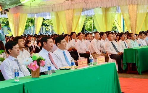 Chủ tịch UBND tỉnh Đồng Tháp dự lễ khai giảng tại Trường THPT Chu Văn An