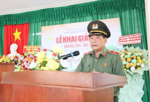 Thiếu tướng Nguyễn Văn Thuận dự lễ khai giảng tại Trường THCS Thới Hòa