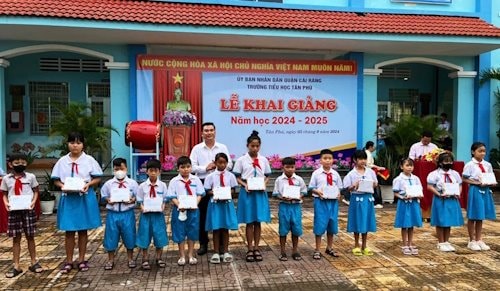 Tặng quà cho học sinh có hoàn cảnh khó khăn nhân ngày khai trường