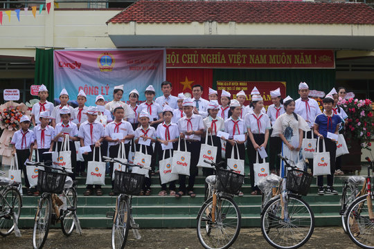 Công lý cùng em đến trường