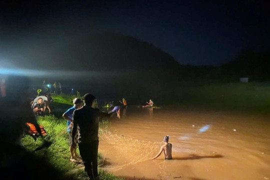Cắm trại bên bờ sông, 2 thanh niên bị nước cuốn mất tích