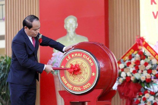 Lạng Sơn: Bí thư Tỉnh ủy đánh trống khai giảng, chúc mừng Trường THCS Vĩnh Trại nhận Huân chương Lao động hạng Nhì
