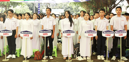 Học sinh các tỉnh, thành phố khu vực Tây Nam Bộ nô nức bước vào năm học mới