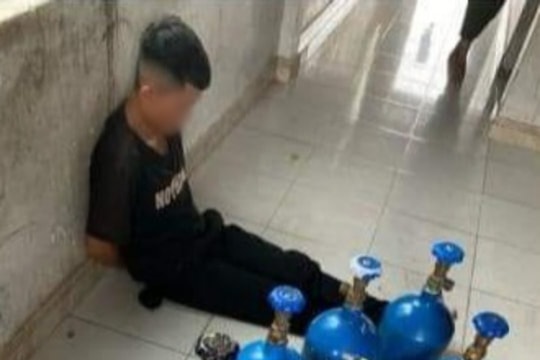 Đối tượng tàng trữ 34 bình nghi khí cười N20