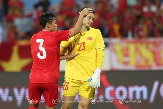 HLV Kim Sang Sik : "Văn Lâm gặp rào cản tâm lý"