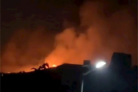 Cháy công ty làm nón vải, nhiều tài sản bị thiệt hại