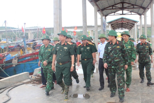 Trung tướng Hà Thọ Bình – Tư lệnh Quân khu 4 kiểm tra công tác phòng chống bão số 3