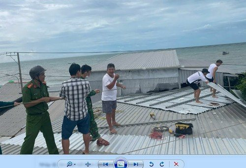 Kiên Giang: Công an giúp dân khắc phục thiệt hại do bão Yagi