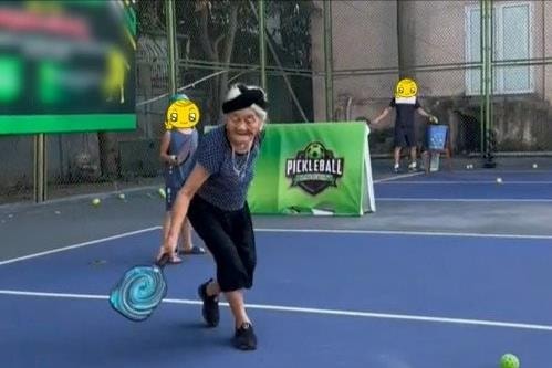 Cụ bà U100 ở Hà Tĩnh lăn xả trên sân chơi pickleball
