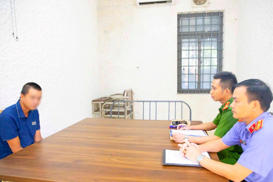 Dùng dao uy hiếp đánh bố đẻ để cướp tiền mua xe máy