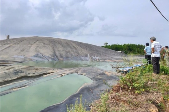 Rơi xuống hầm chứa nước thải, 2 công nhân tử vong