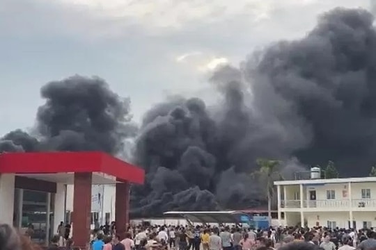 Cháy lớn tại nhà để xe của công ty giày da