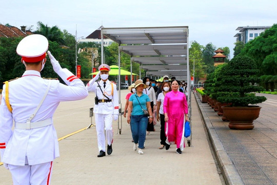 Đẩy mạnh ứng dụng công nghệ thông tin vào quản lý, đón khách thăm Lăng Bác
