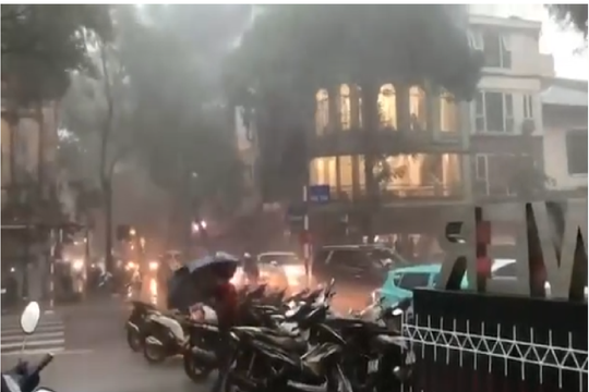 Hà Nội: Bắt đầu xuất hiện mưa lớn, giông sét