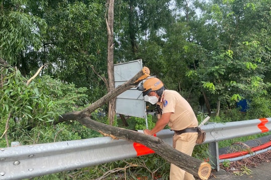 Cảnh sát chỉ cách phòng tránh tai nạn trong mùa mưa bão