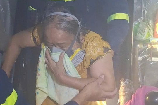 Cứu cụ già và bé trai mắc kẹt trong đám cháy