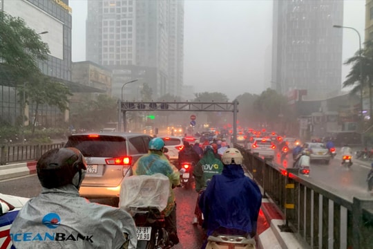Ảnh hưởng siêu bão Yagi: Hà Nội đón cơn mưa lớn
