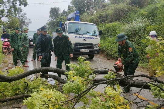 Lực lượng quân đội hỗ trợ người dân ứng phó bão số 3