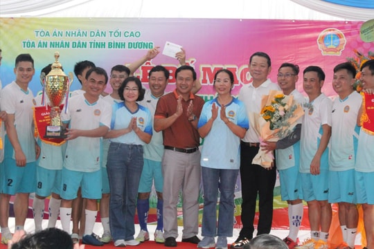Sôi nổi Giải bóng đá truyền thống Cúp Công lý TAND hai cấp tỉnh Bình Dương