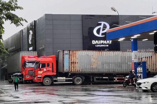 Hà Nội: Dùng container chặn cửa, bao cát chặn hầm chung cư phòng chống siêu bão Yagi